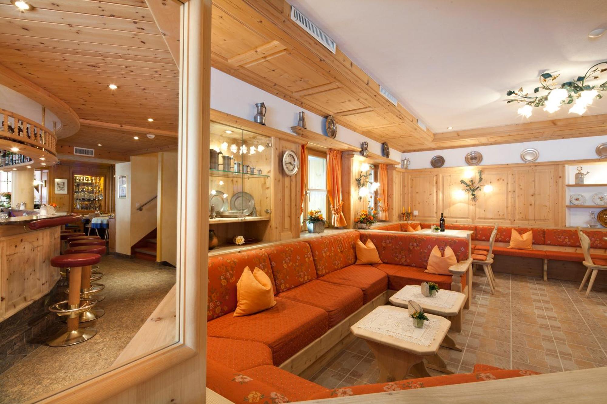 Hotel Astras Скуоль Экстерьер фото