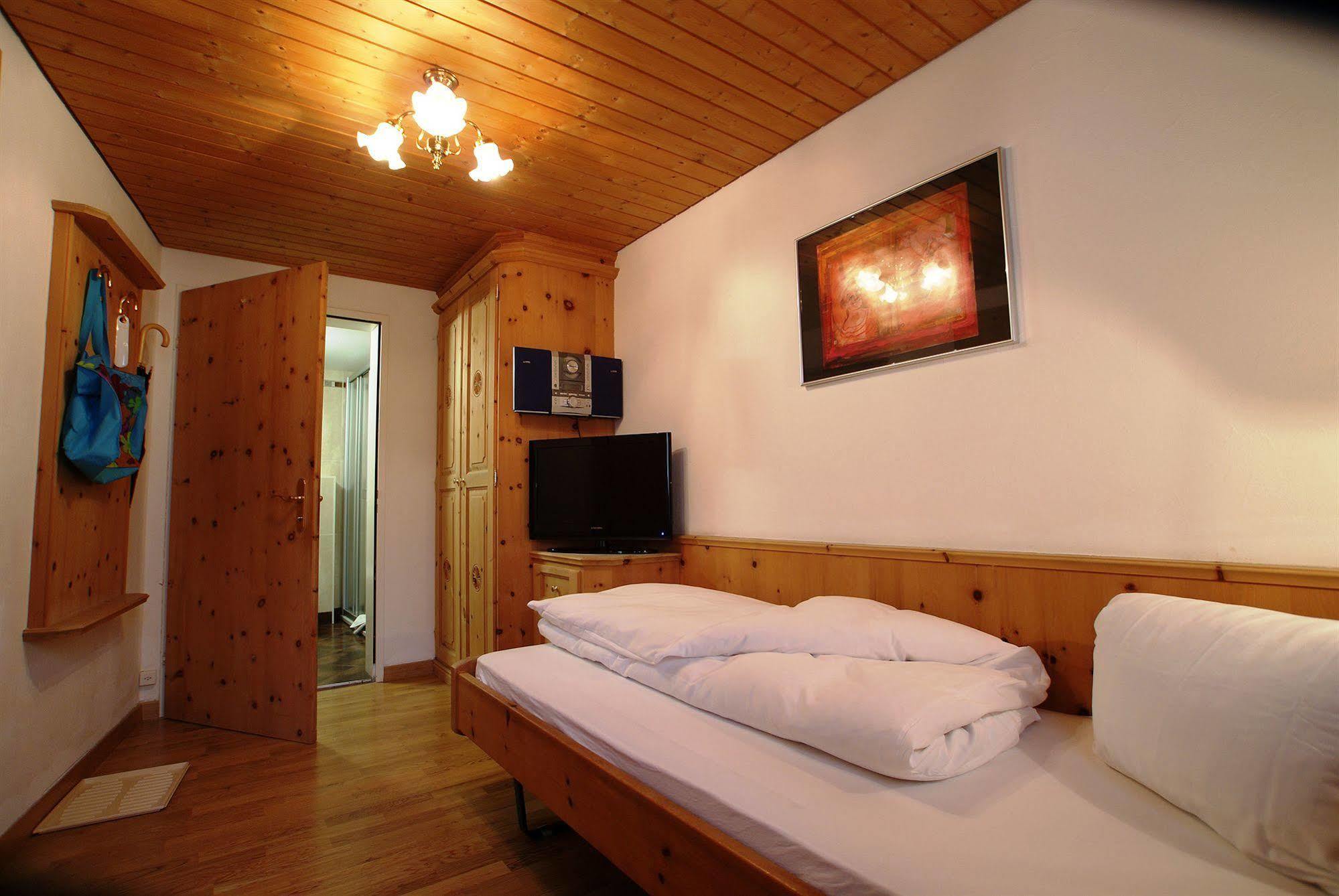 Hotel Astras Скуоль Экстерьер фото