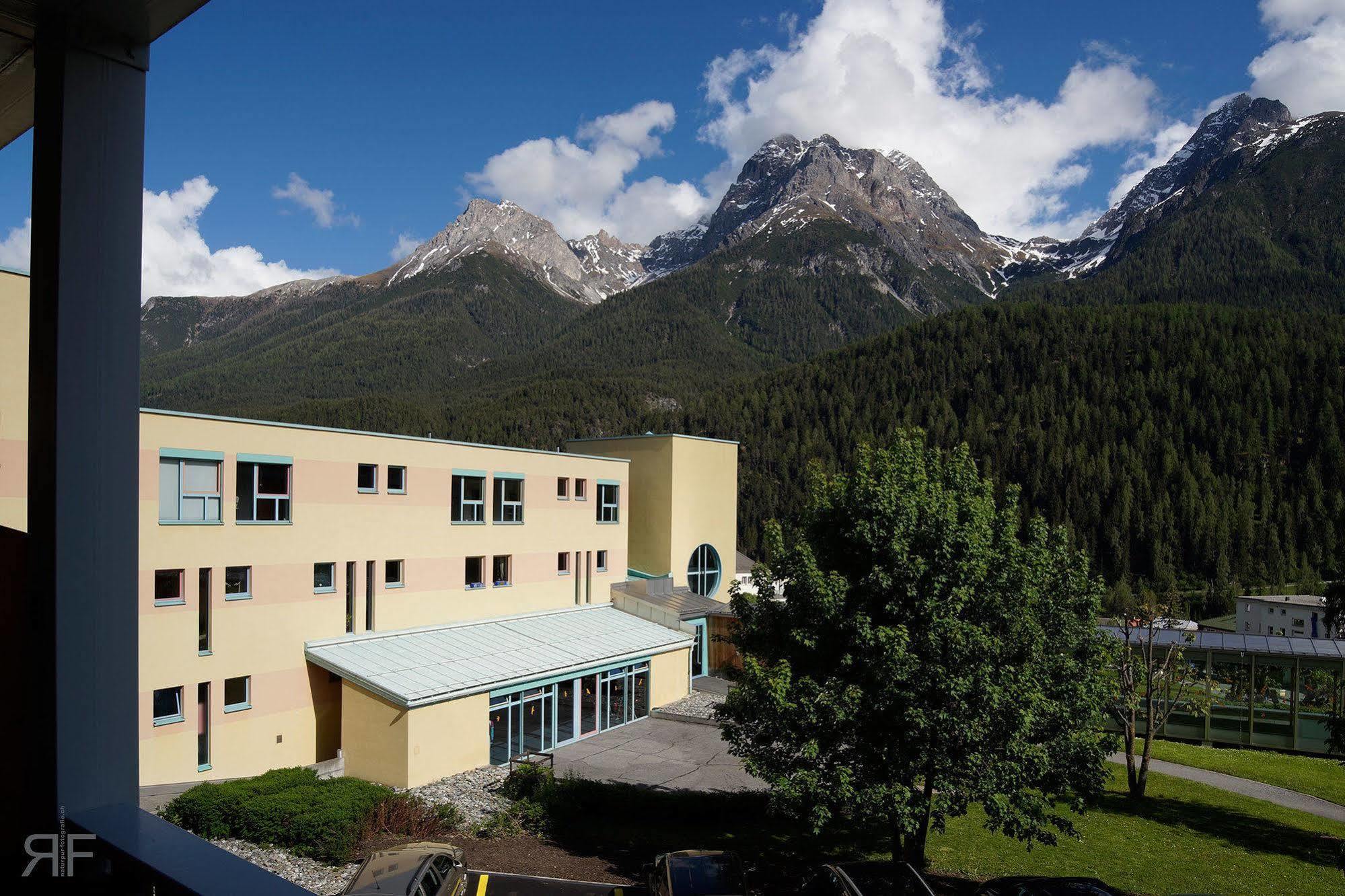 Hotel Astras Скуоль Экстерьер фото